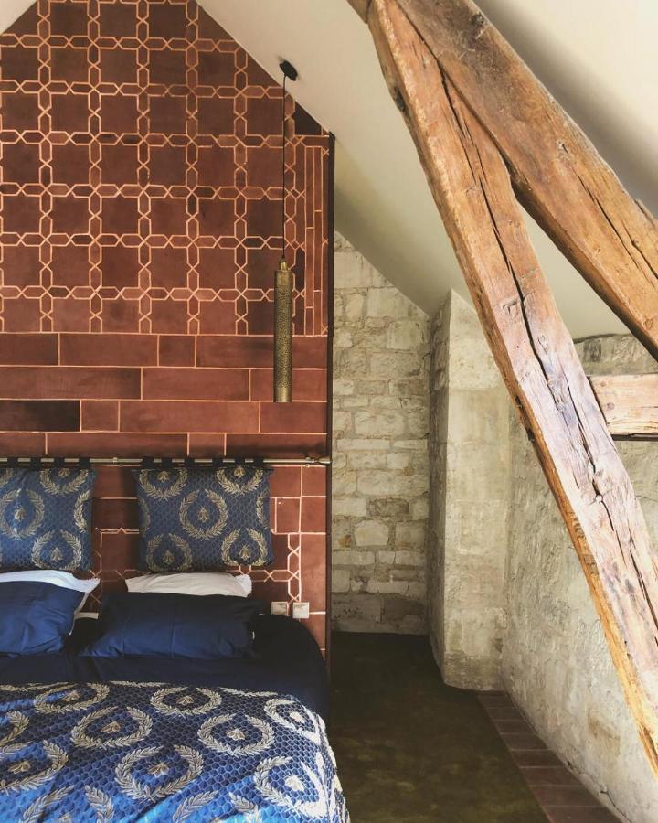 Zimmer mit Kingsize-Bett und Balkon