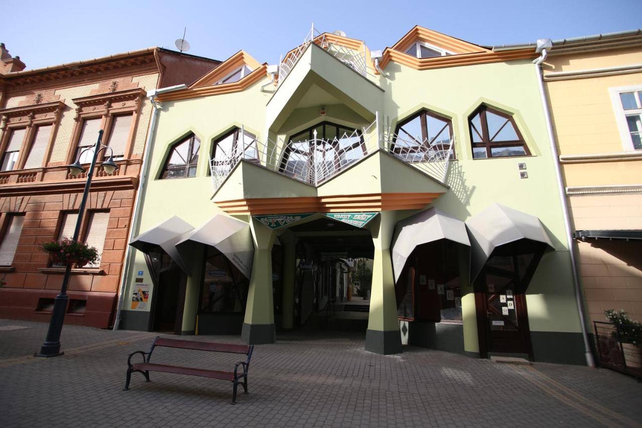 Centrum Lux 2 Apartmanok - B&B Kaposvár