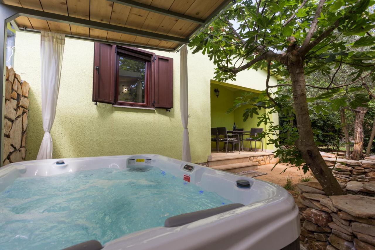Green house Peroj, WI-FI, FREE PARKING, GARDEN, HOT TUBE, PET FRIENDLY - B&B Peroj
