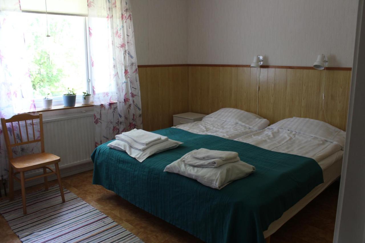 Deze driepersoonskamer heeft een gedeelde badkamer.