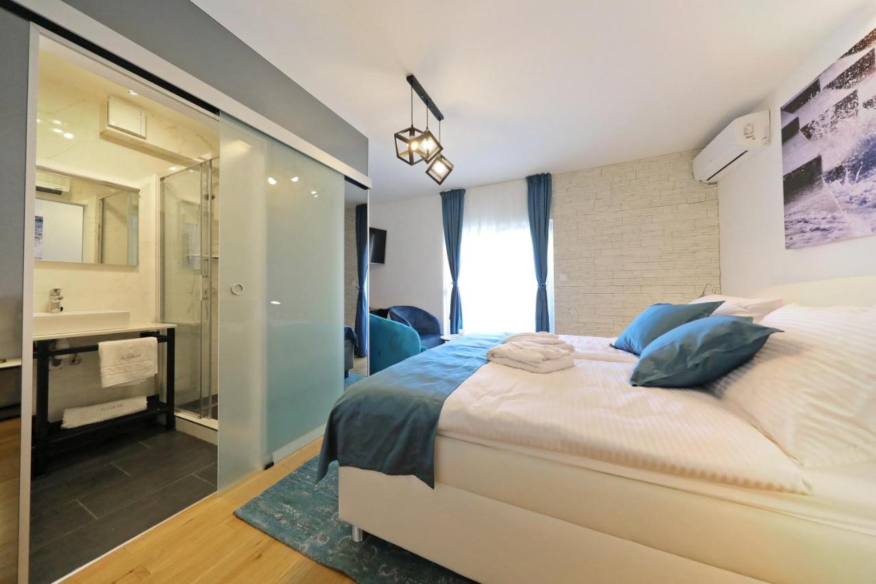 Habitación con cama extragrande y balcón