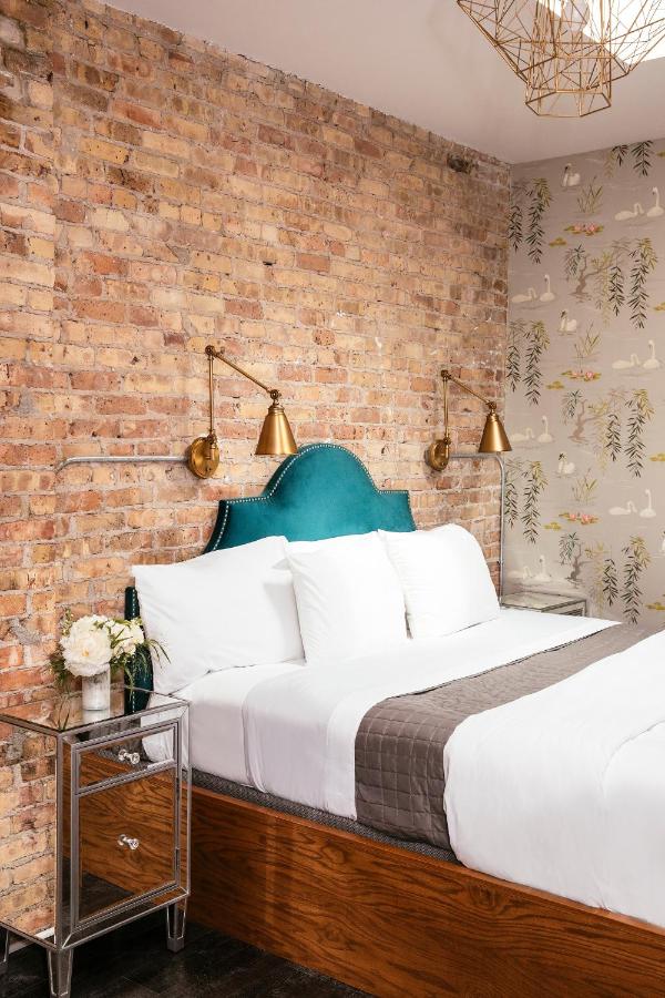 Zimmer mit Kingsize-Bett