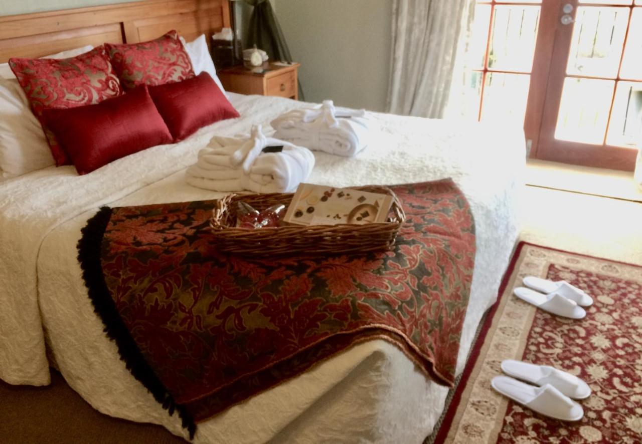 Zimmer mit Kingsize-Bett und Bergblick