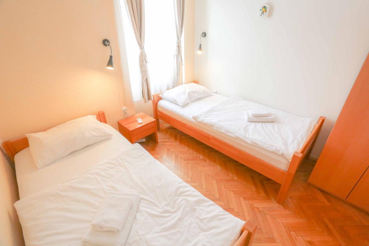 Habitación Doble con baño compartido - 2 camas
