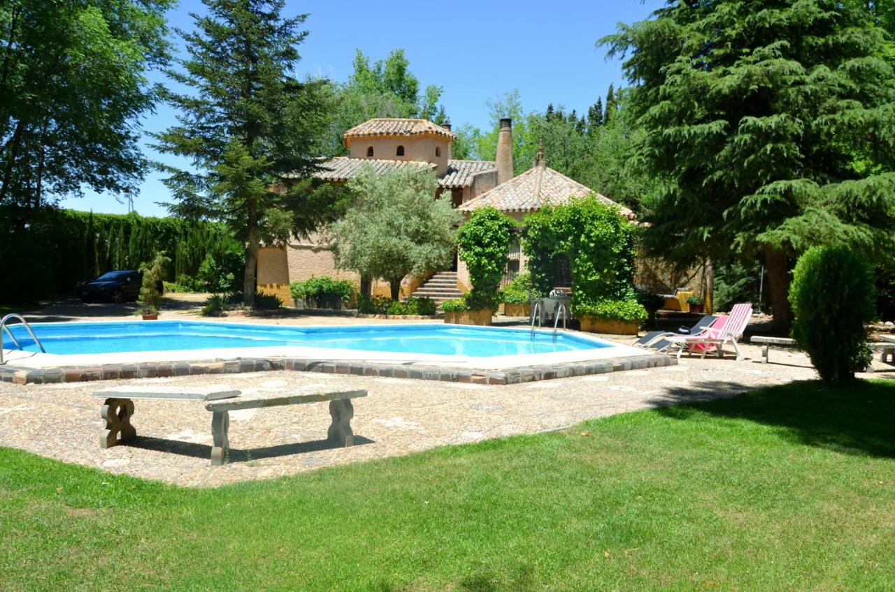 Chalet rural en La Mancha con jardin y piscina privados - B&B Tomelloso