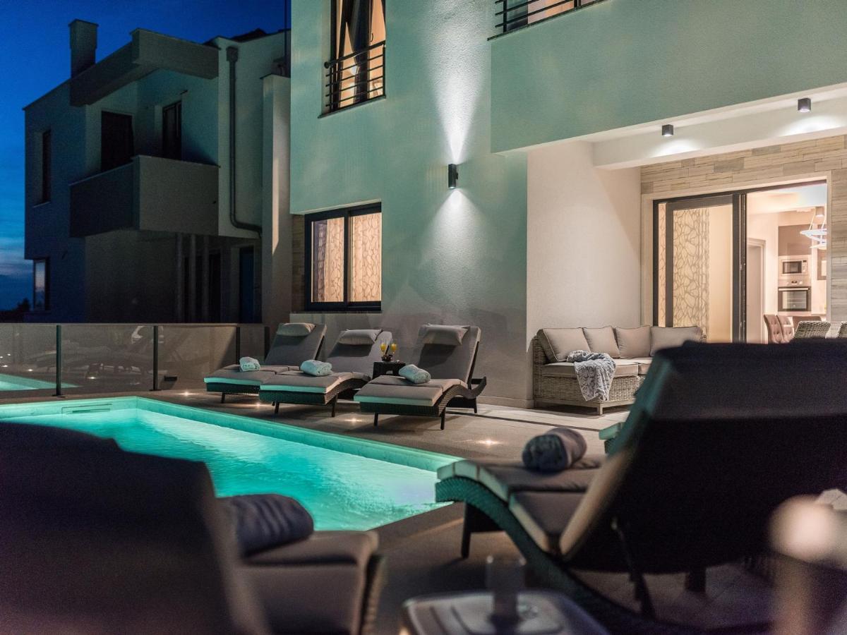 Villa Ana,luxury wellness villa with heated pool and jacuzzi - Chambres d'hôtes Privlaka