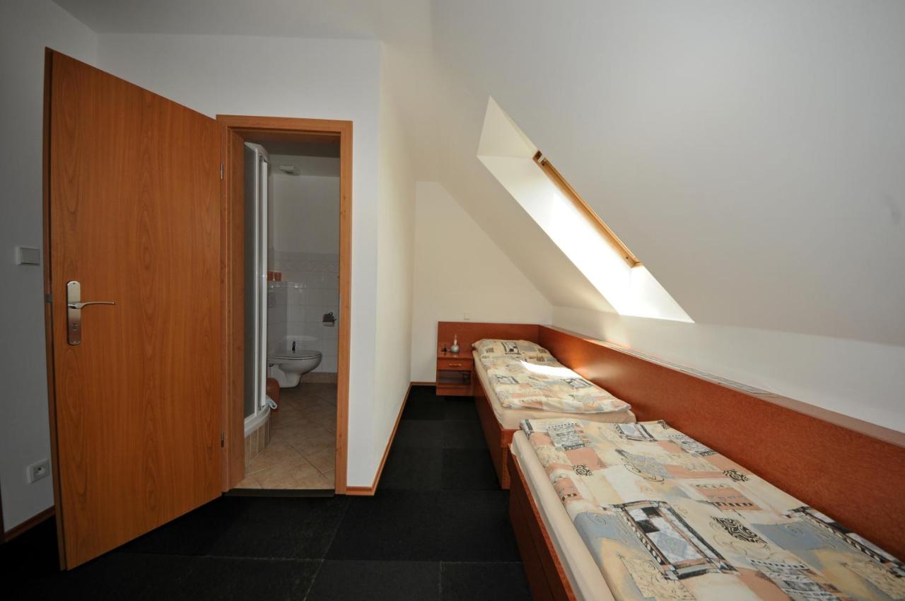 Habitación Doble con baño - 2 camas