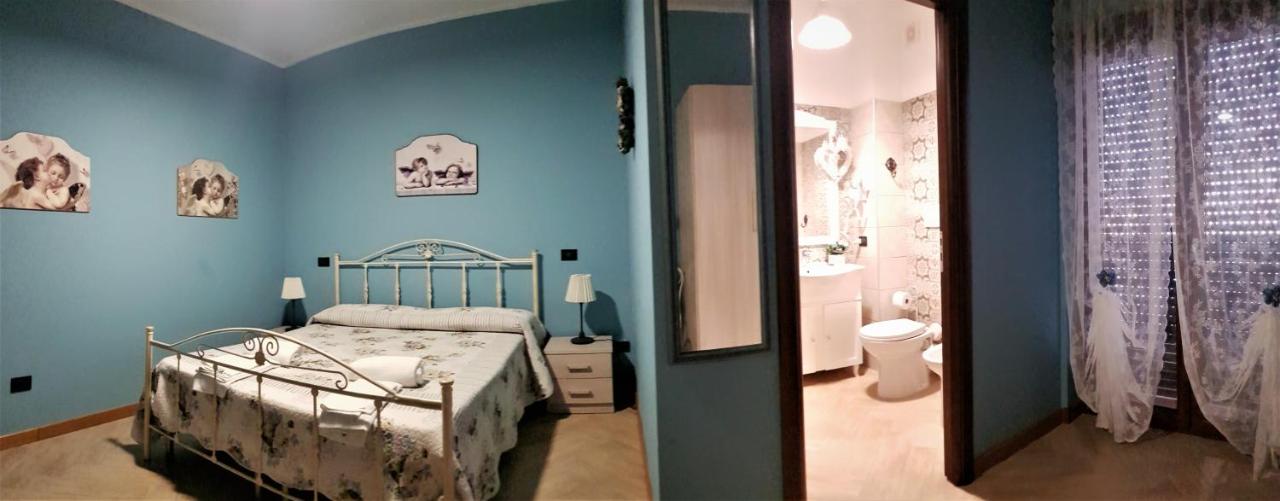 Habitación con cama extragrande.