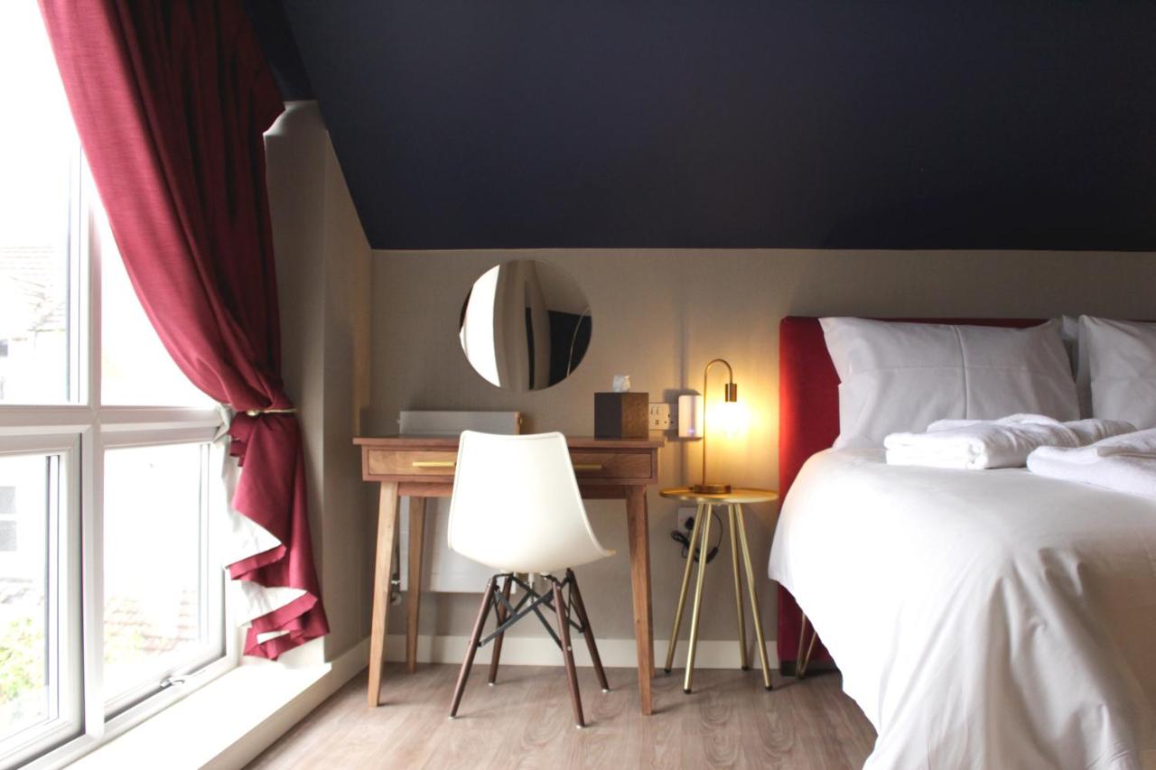 B&B Cardiff - Aaron Wise - 62 Plantagenet Studios - Bed and Breakfast Cardiff