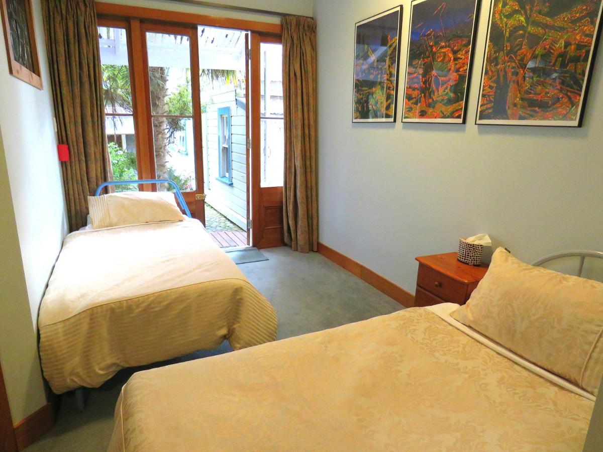 Habitación con cama extragrande y bañera de hidromasaje