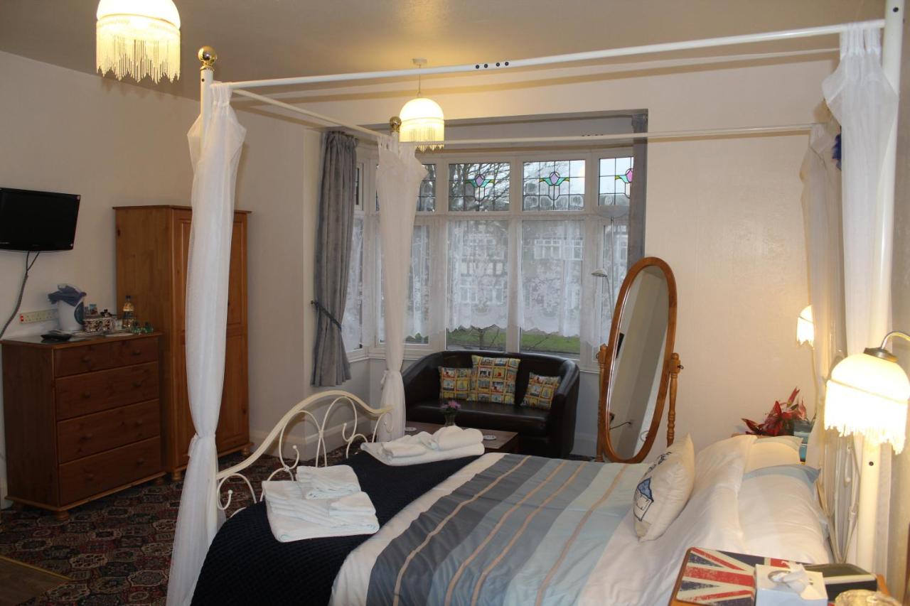 Double Room with Four Poster Bed (Room 2 on 1st Floor)