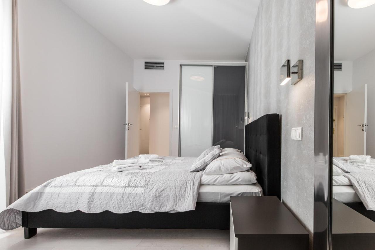 Deluxe One-Bedroom Apartment with Partial Sea View - III