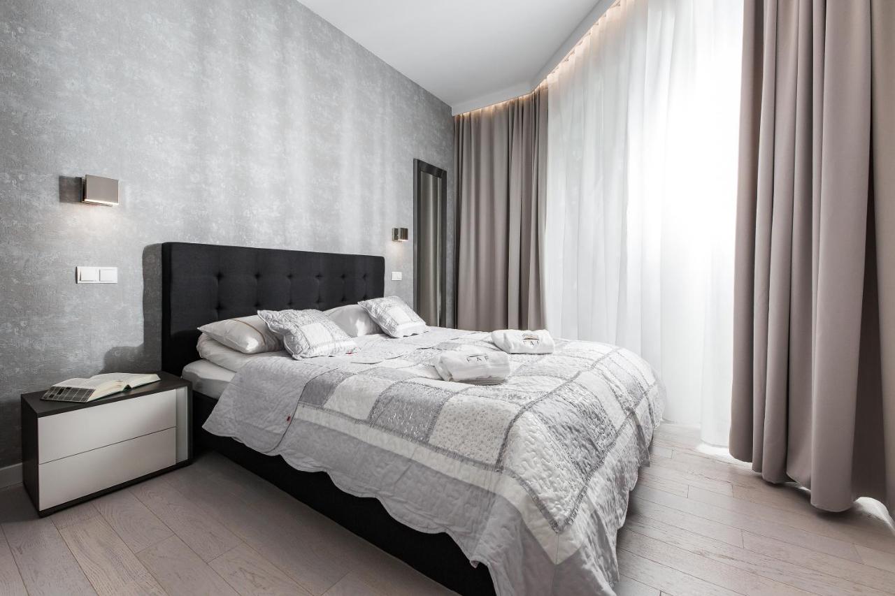 Deluxe One-Bedroom Apartment with Partial Sea View - III