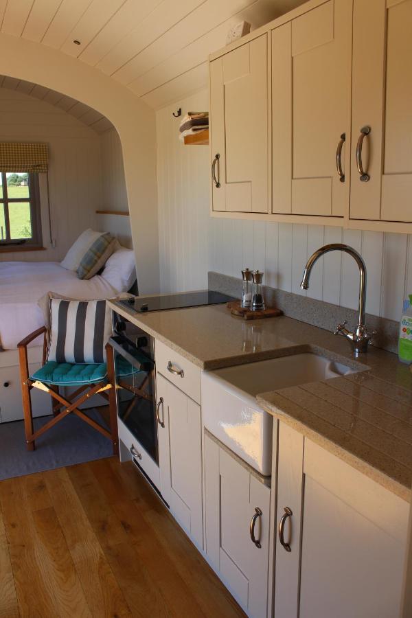 Shepherd Hut Superior - Badger Face