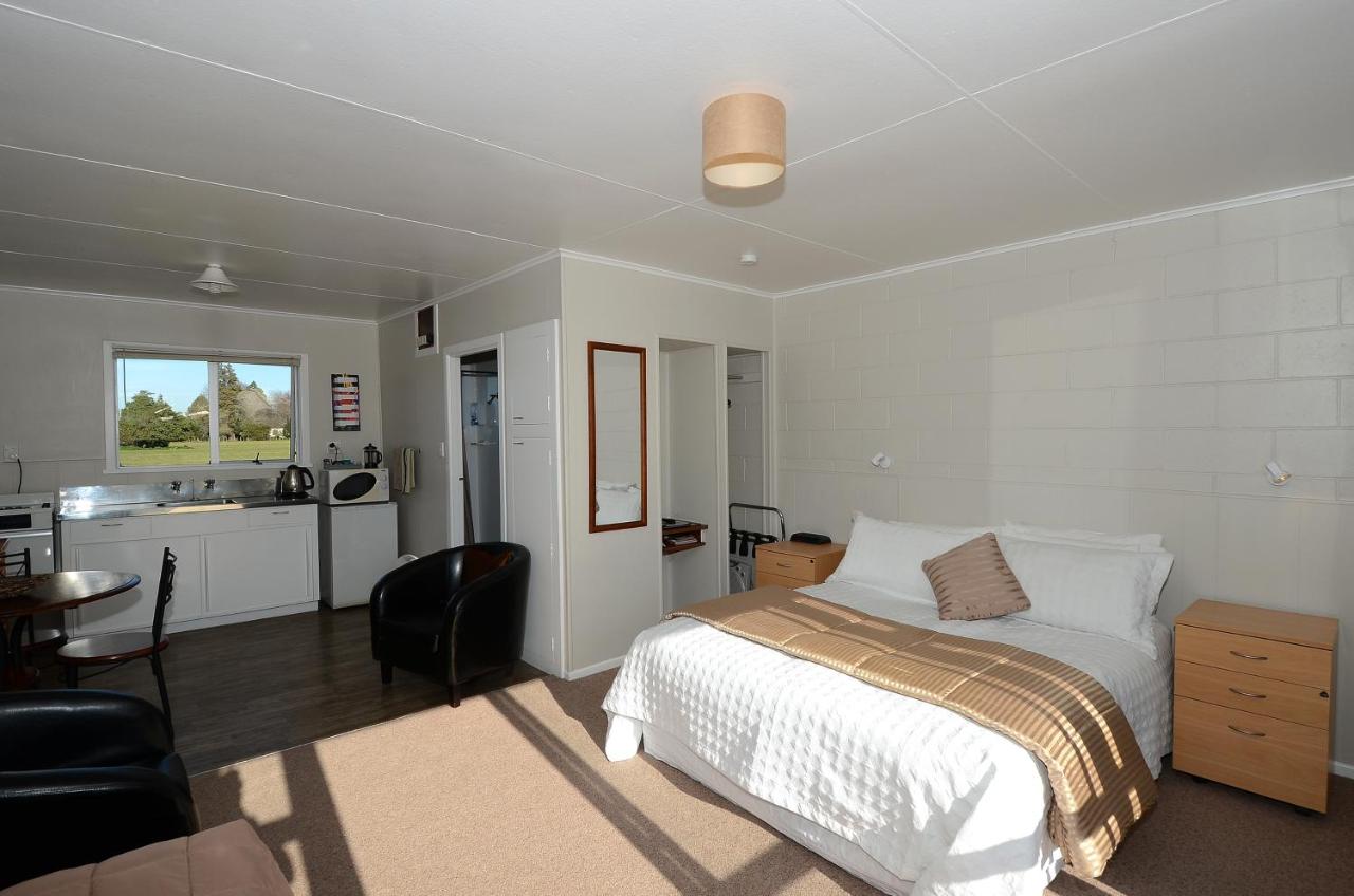 Queen Studio with Single Bed
