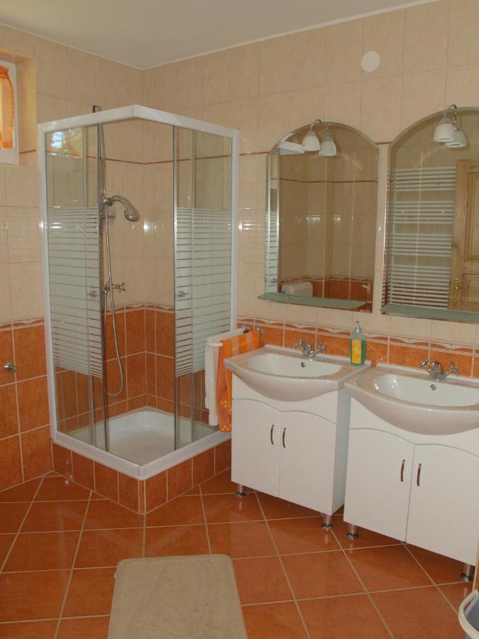 Diófa Vendégház - Bed and Breakfast Kehidakustány