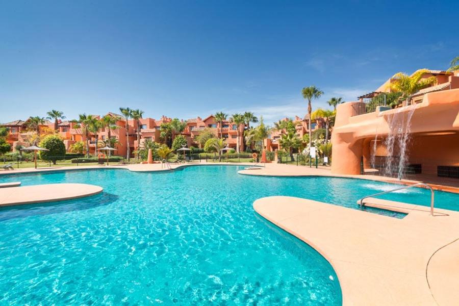 Sunny 2Bed Resort Style Apartment New Golden Mile Estepona FREE PARKING WIFI & AIRCON - Chambres d’hôtes Estepona
