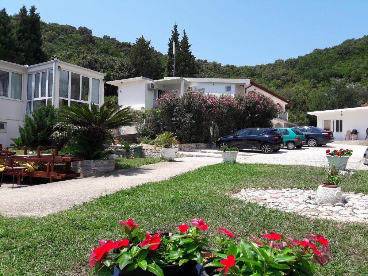 Apartments Zec - Bed and Breakfast Čanj