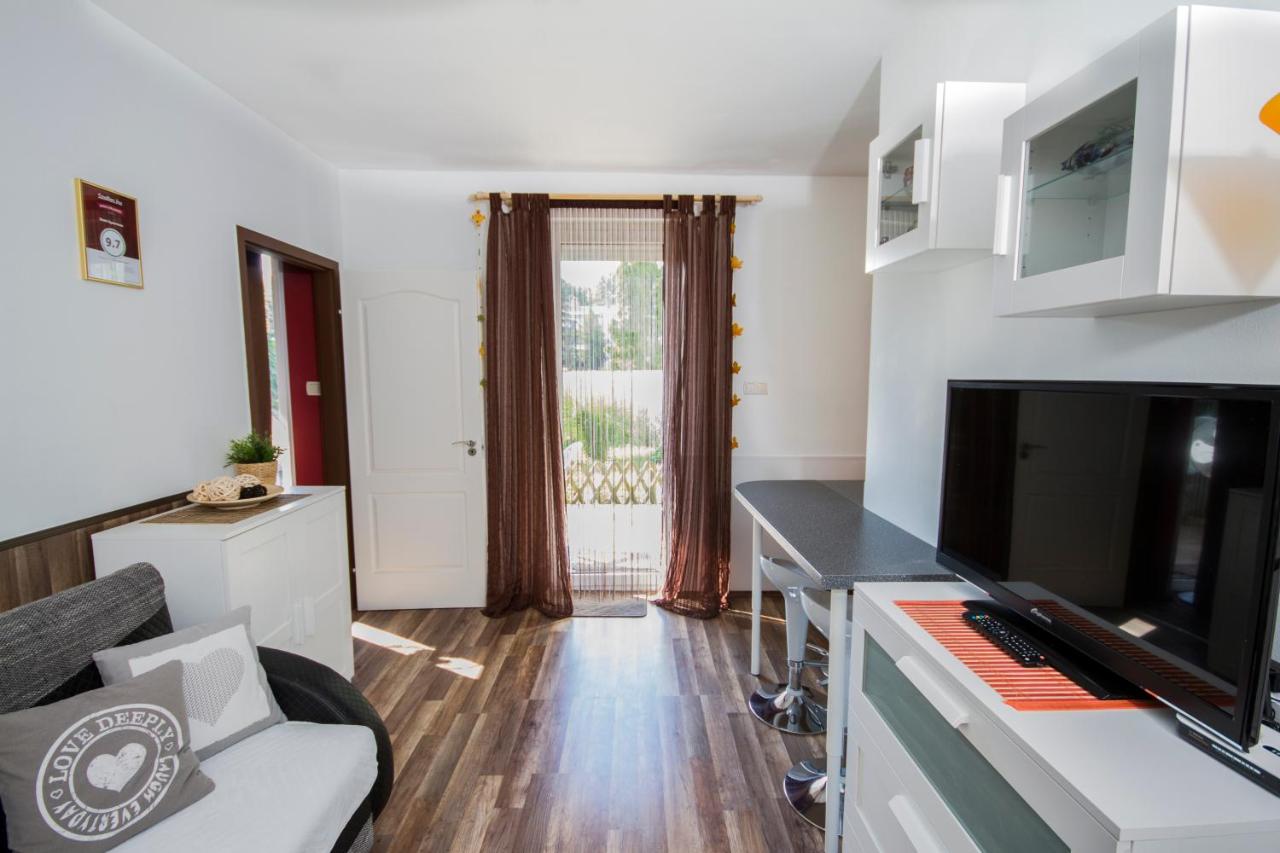 Bomi Apartman - Bed and Breakfast Győr