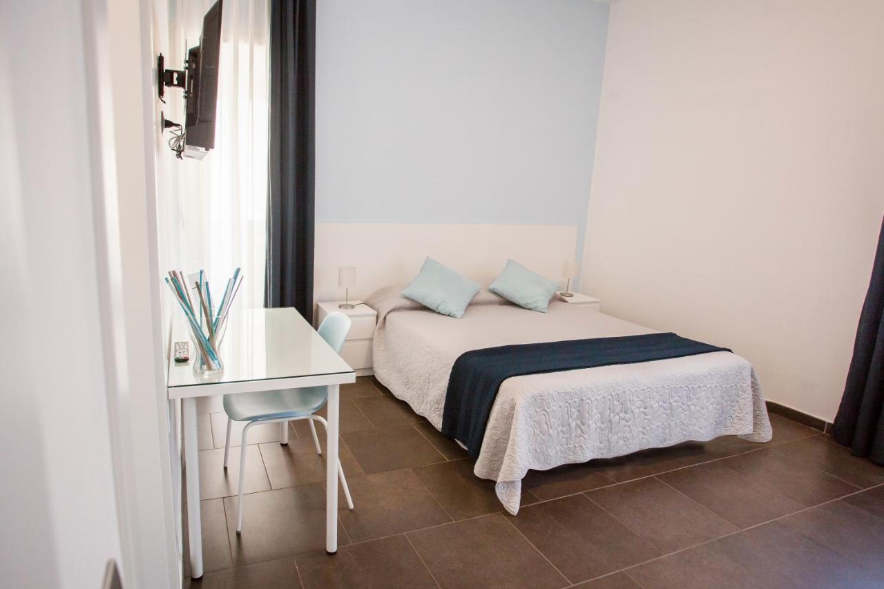 Zimmer mit Kingsize-Bett und Balkon