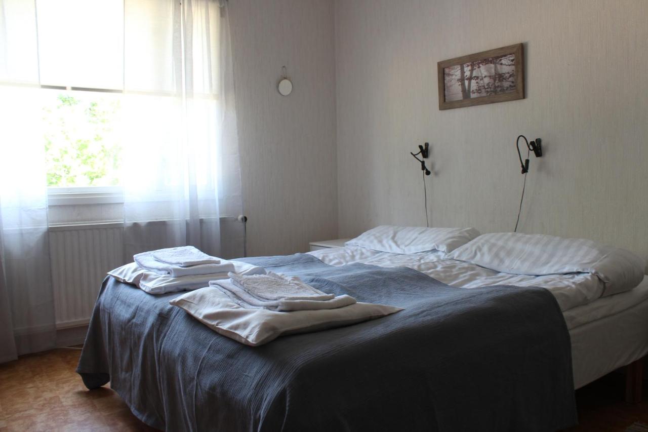 Tweepersoonskamer met 2 Aparte Bedden en Gedeelde Badkamer