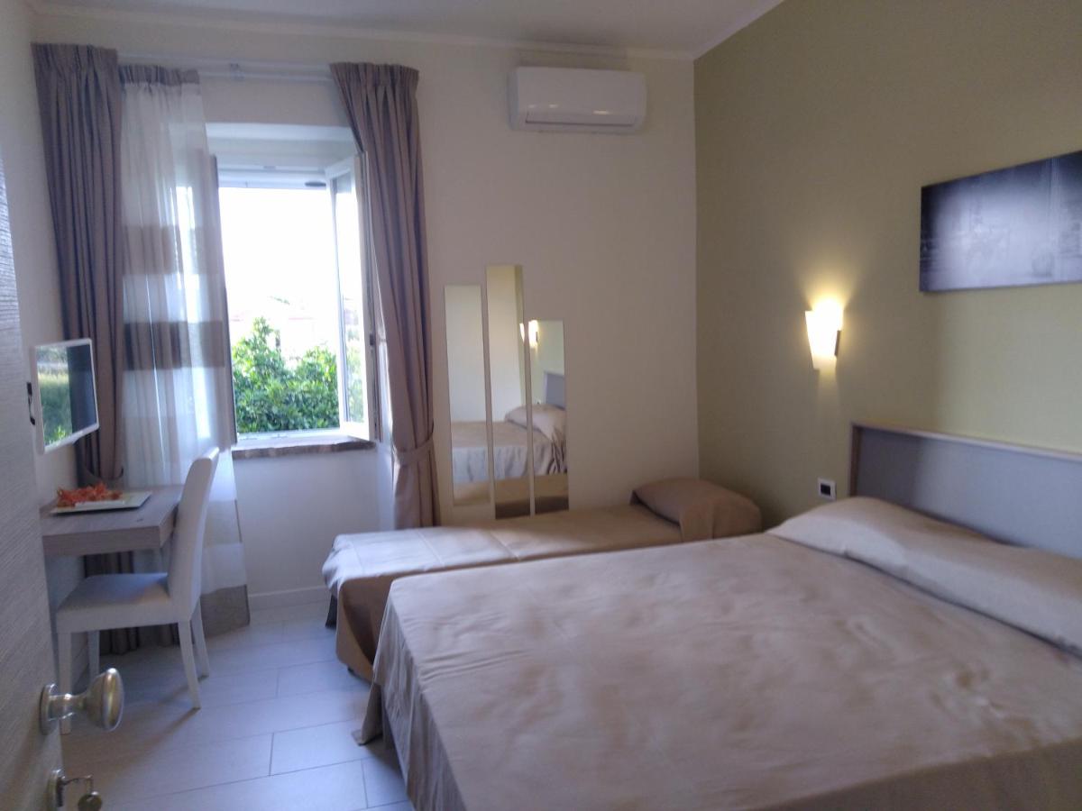 Tweepersoonskamer met 2 Aparte Bedden en Eigen Badkamer