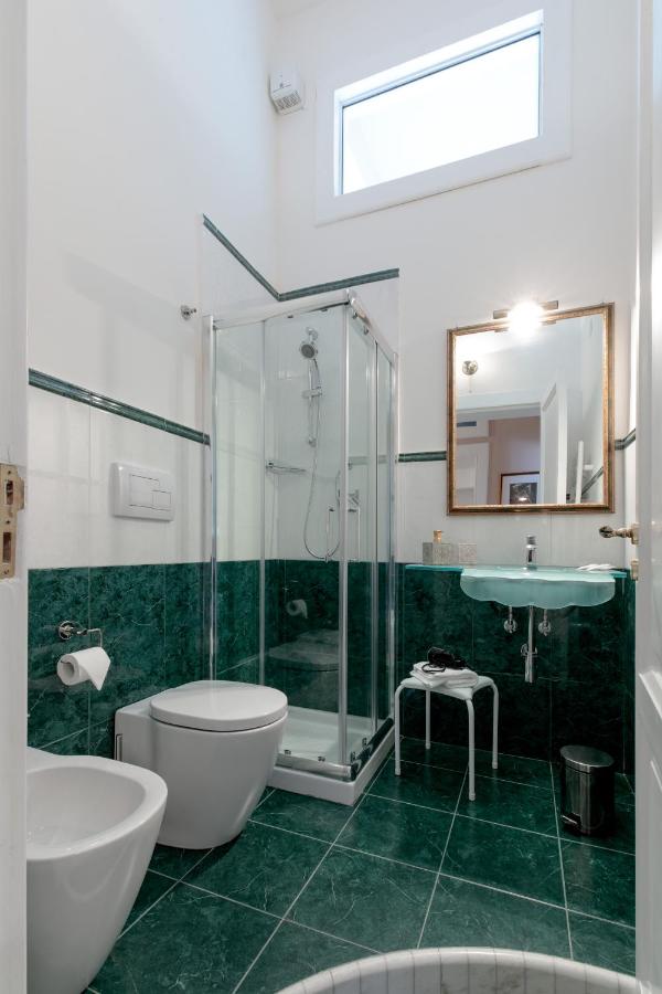 Tweepersoonskamer met 1 of 2 Bedden en Eigen Externe Badkamer