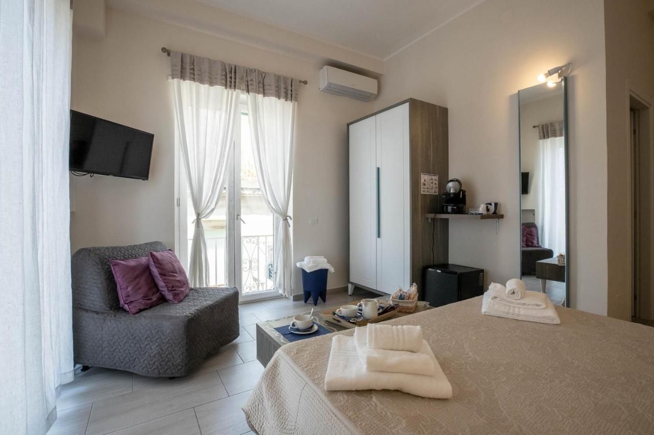 Zimmer mit Kingsize-Bett und Balkon