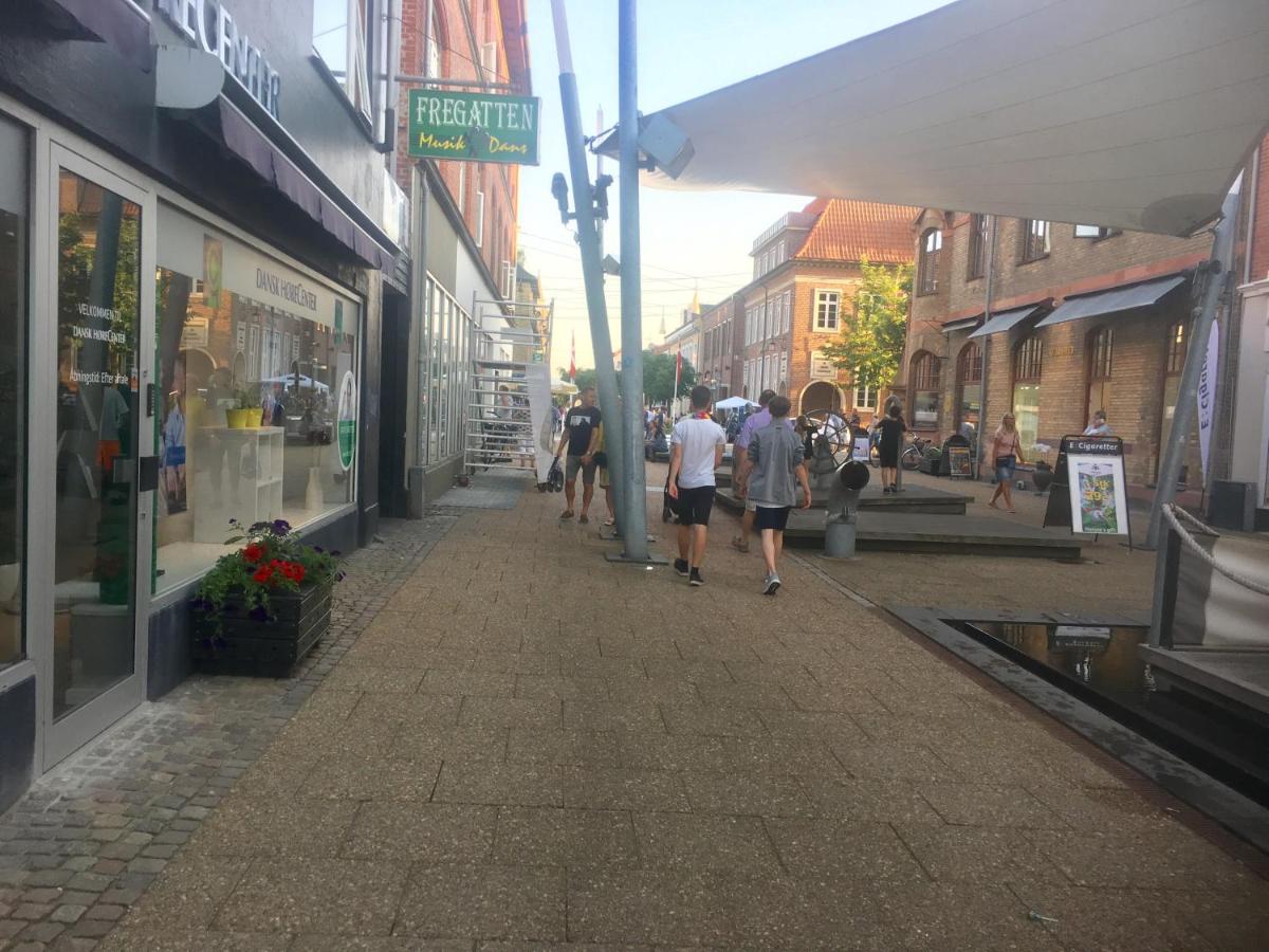 2 BR apartment on walk street - B&B Frederikshavn