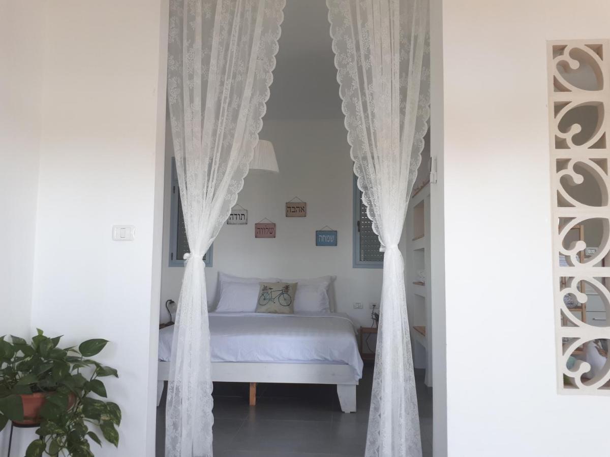 Suite con bañera de hidromasaje y cama grande