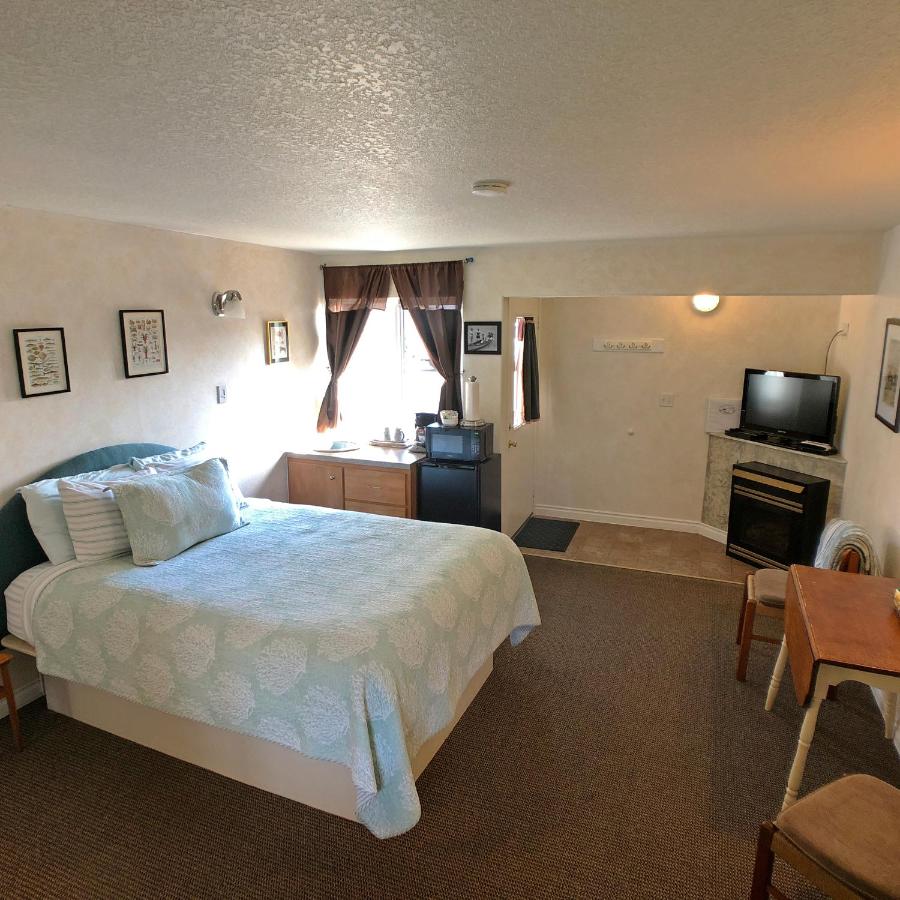 Zimmer mit Queensize-Bett und Whirlpool-Badewanne