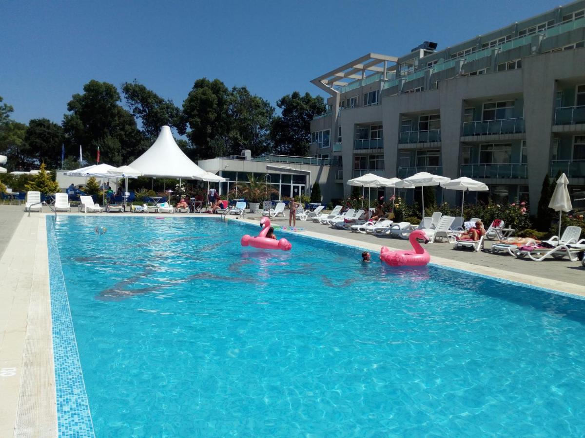 Apartment with Pool View 