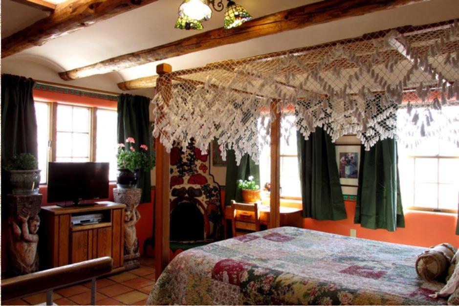 Zimmer mit Queensize-Bett und Whirlpool-Badewanne