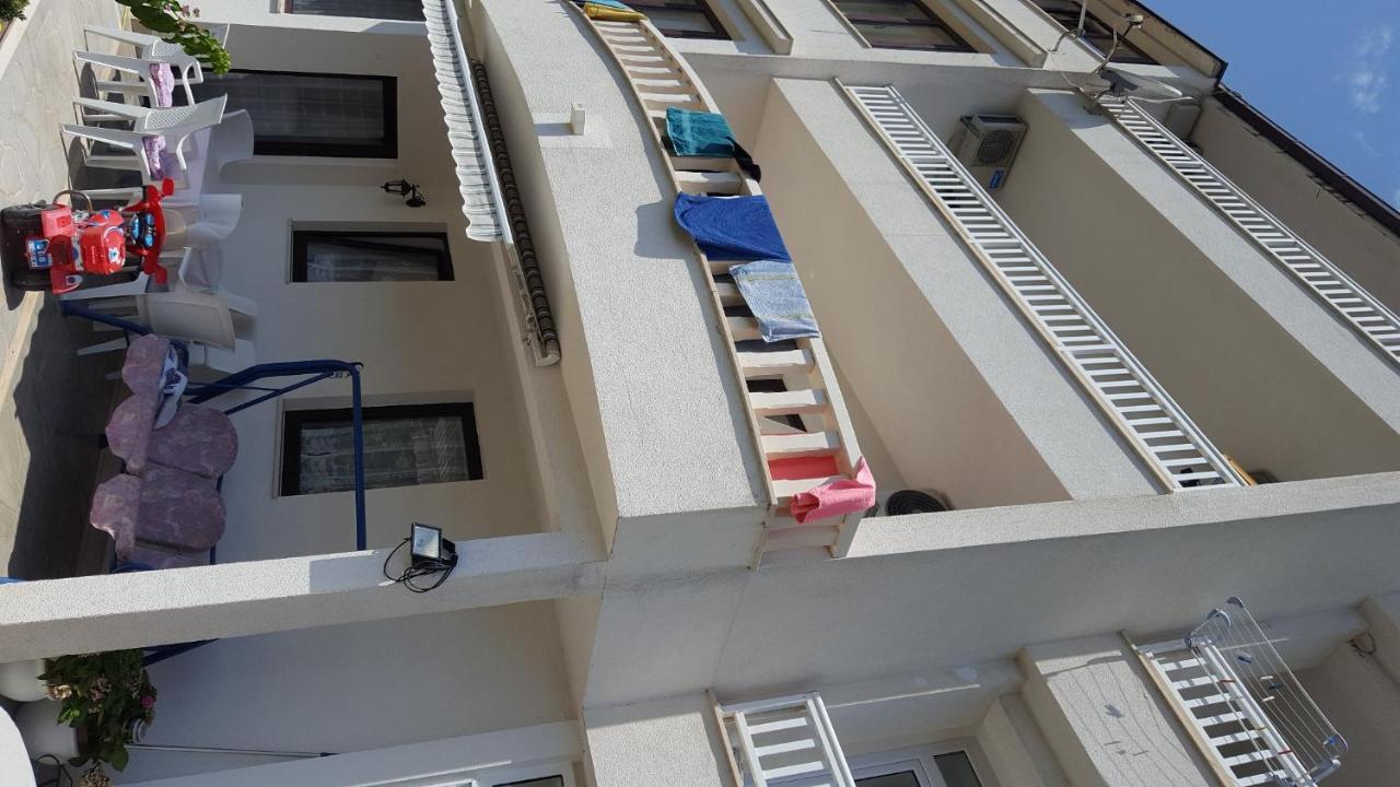 Apartments Galic Omis - B&B