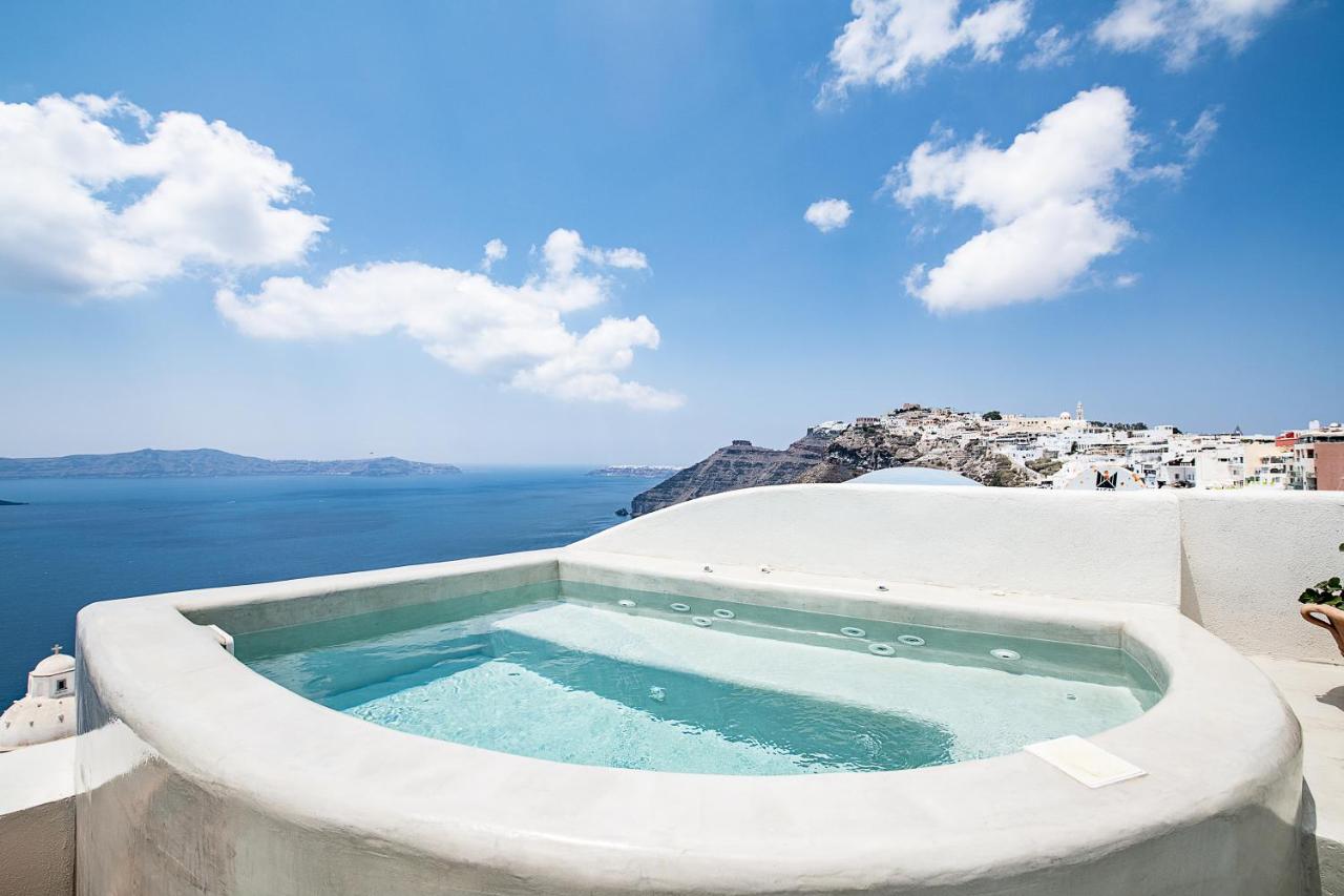 Suite Pantelia mit Whirlpool und Blick auf die Caldera