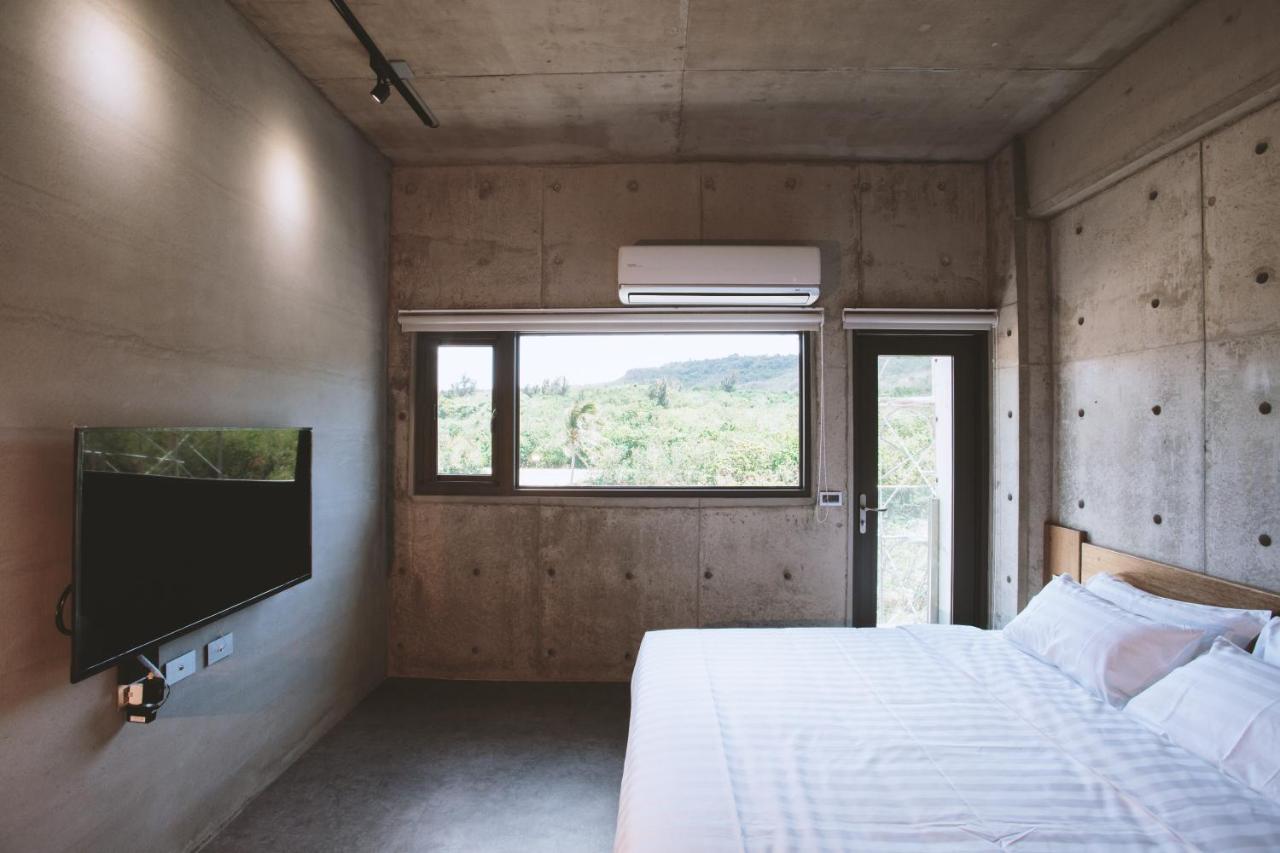 Zimmer mit Kingsize-Bett und Bergblick