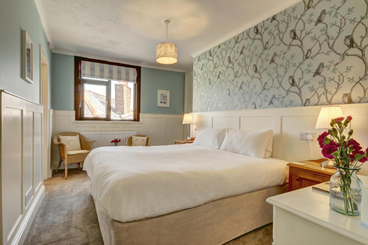 Habitación con cama extragrande.