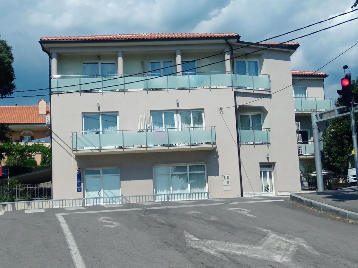 Apartments Ivančić 2 - Chambres d’hôtes Novi Vinodolski