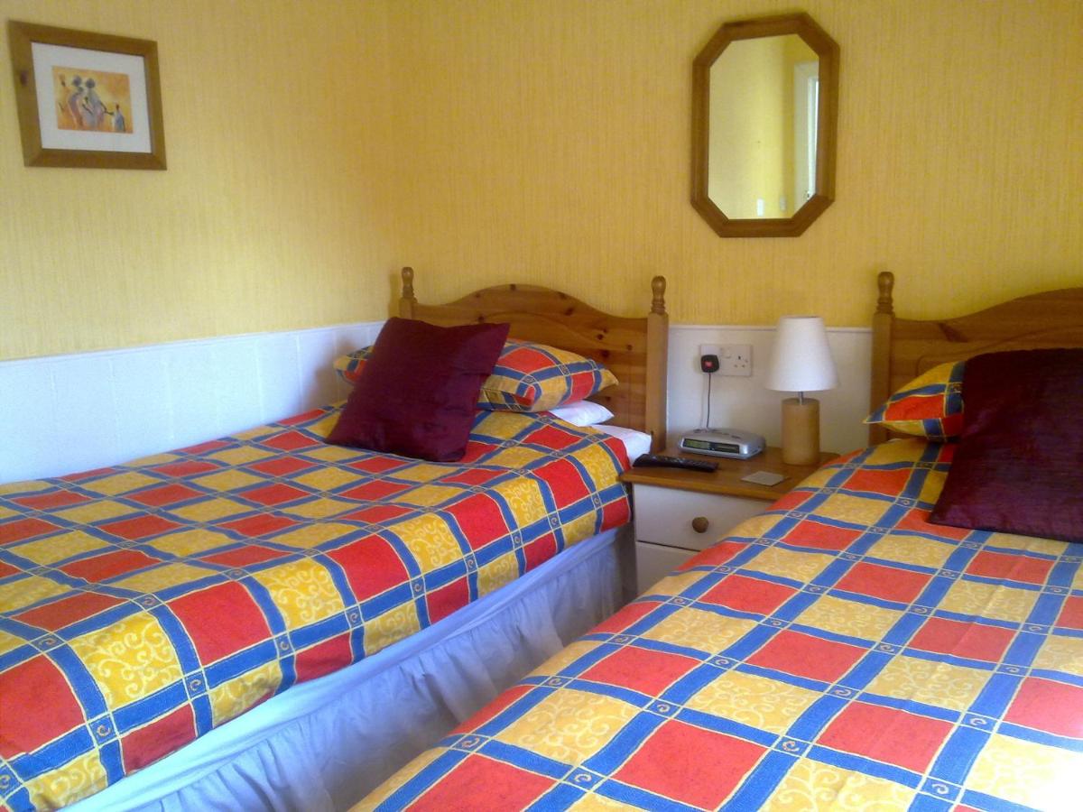 Tweepersoonskamer met 2 Aparte Bedden en Eigen Externe Badkamer