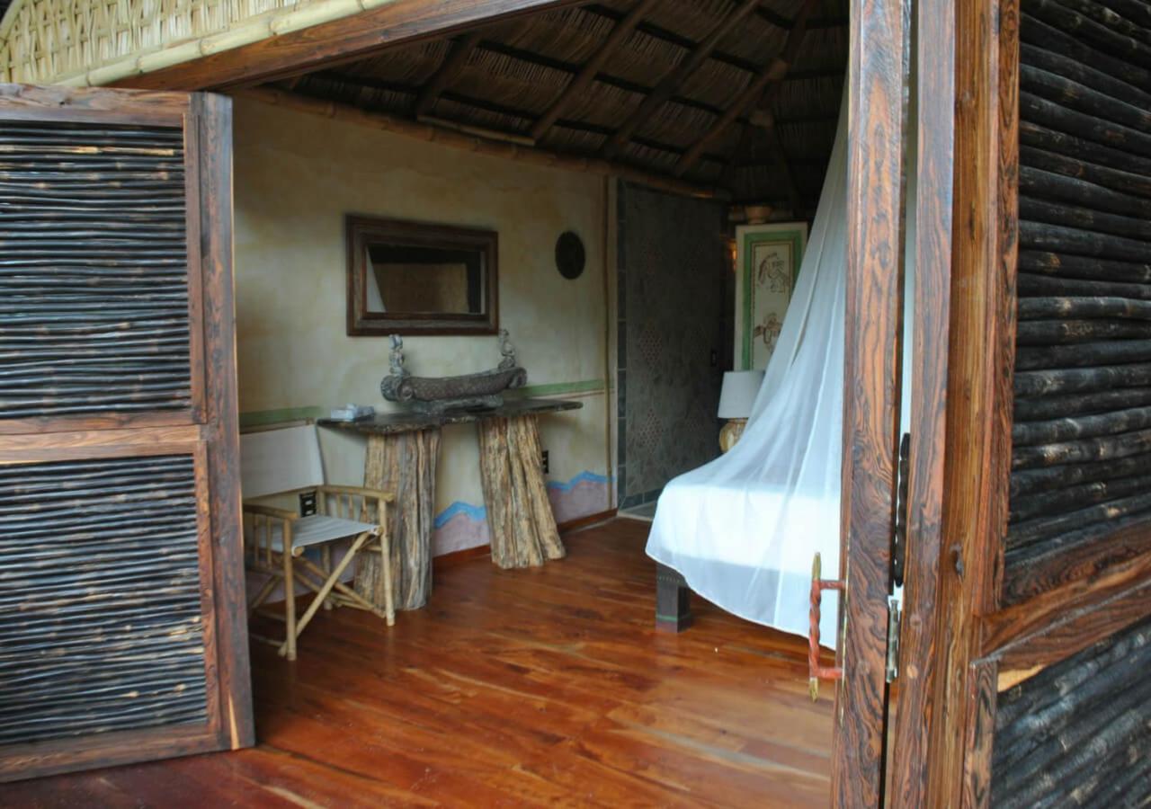 Zimmer mit Kingsize-Bett und Seeblick
