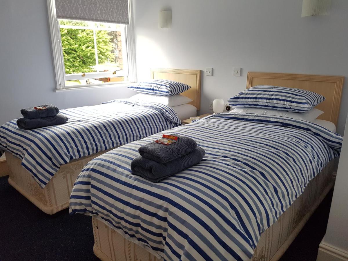 Standaard Tweepersoonskamer met 2 Aparte Bedden - Gedeelde Badkamer