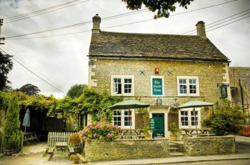 B&B Grittleton - Neeld Arms - Bed and Breakfast Grittleton