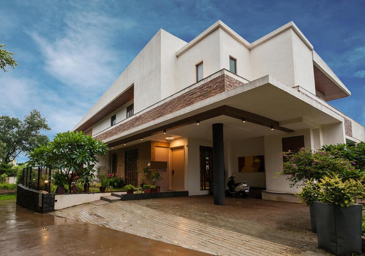 B&B Lonavla - Villa 41 by StayVista - A chic retreat with a pool, poker table, and a theater room - Bed and Breakfast Lonavla