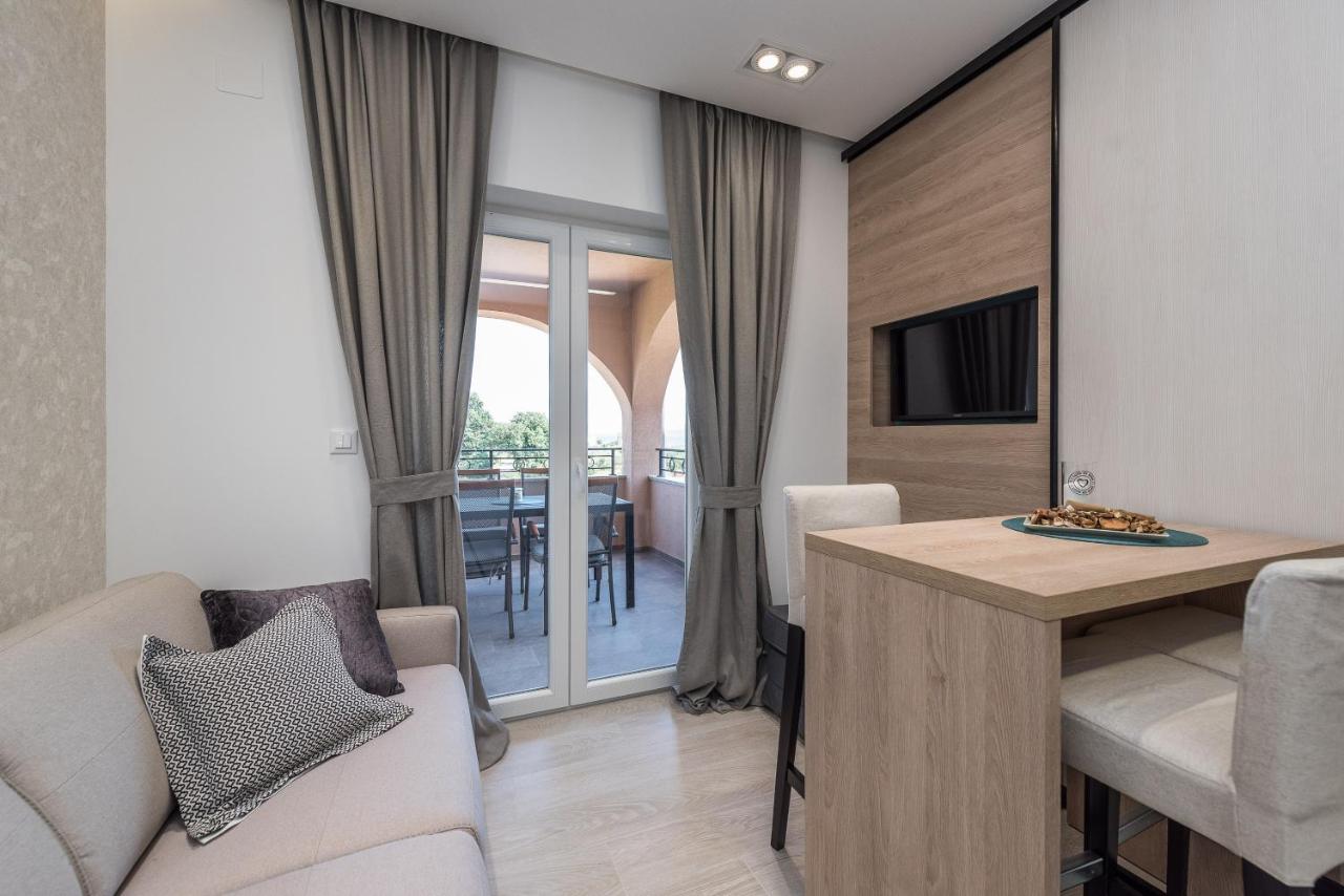 One Bedroom Apartment with Two Balconies and Sea View