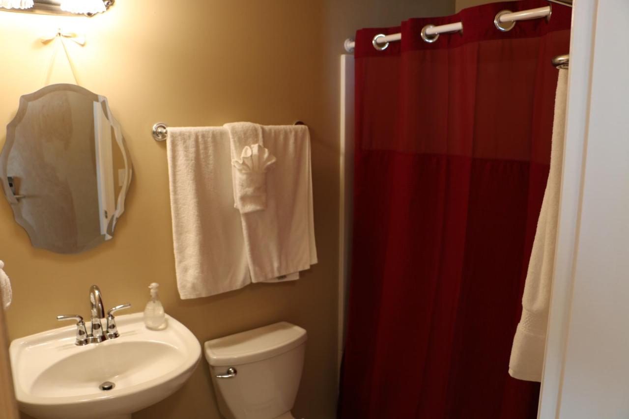 Deluxe Double Room with Side Sea View