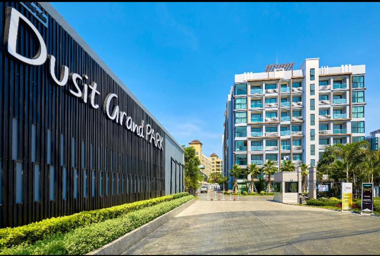 Dusit Grand Park Pool View Room - B&B