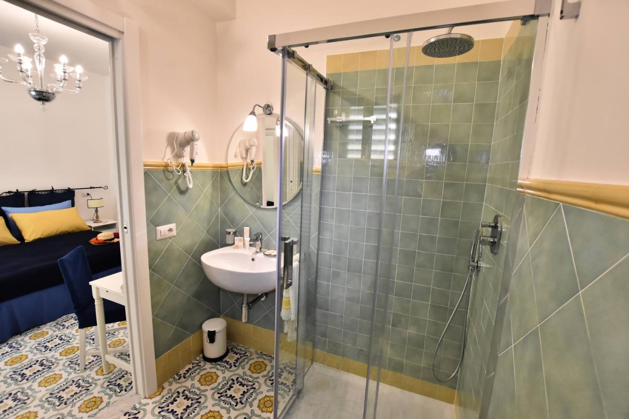 Camera Matrimoniale/Doppia con Letti Singoli con Bagno Privato