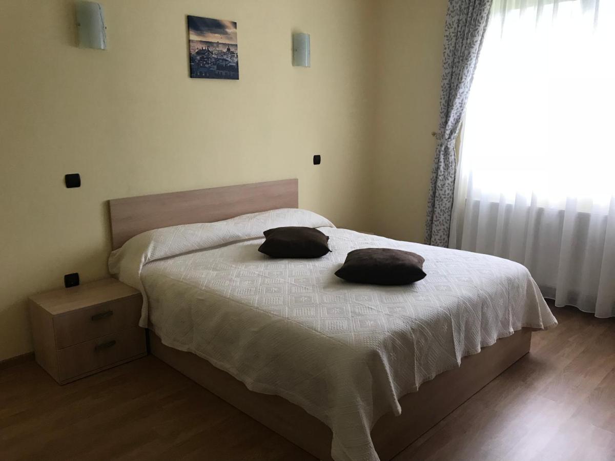 Habitación con cama extragrande y vistas a la montaña