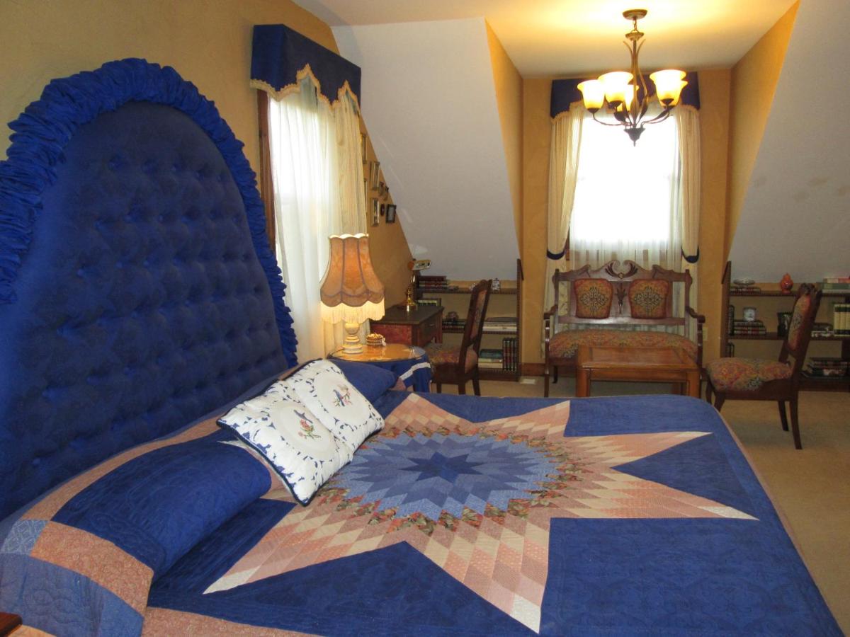 Habitación con cama extragrande y vistas al mar