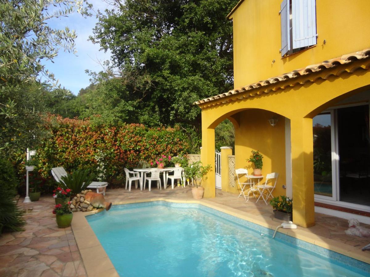 B&B Cuers - Deux Chambres dans Villa de Charme avec Piscine et Proche Mer - Bed and Breakfast Cuers